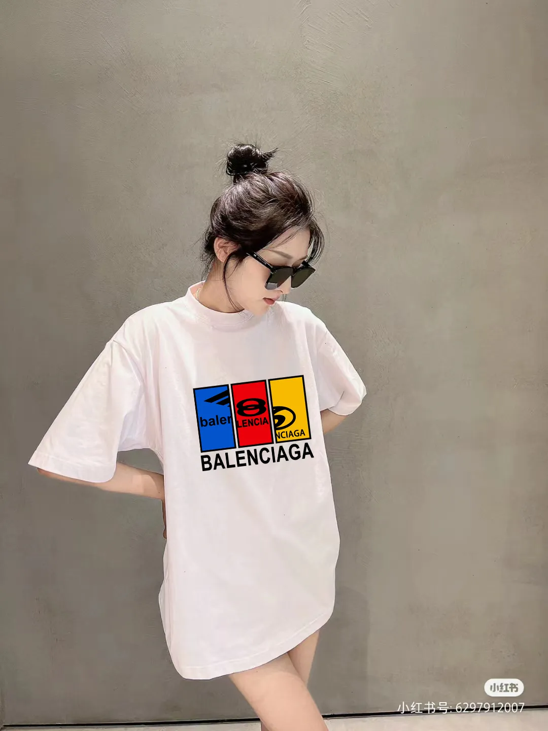 P80✨🔥 BALENCIAGA Paris lettering printed short-sleeved T-shirt. Custom-woven and dyed 300 grams of combed cotton heavyweight fabric. Zero color difference in threads. Perfect details. Different from the current currency version. Welcome to compare. Same Style for men and women. Must-sell in the picture above. Color: White Black Size: 1 2 3 4